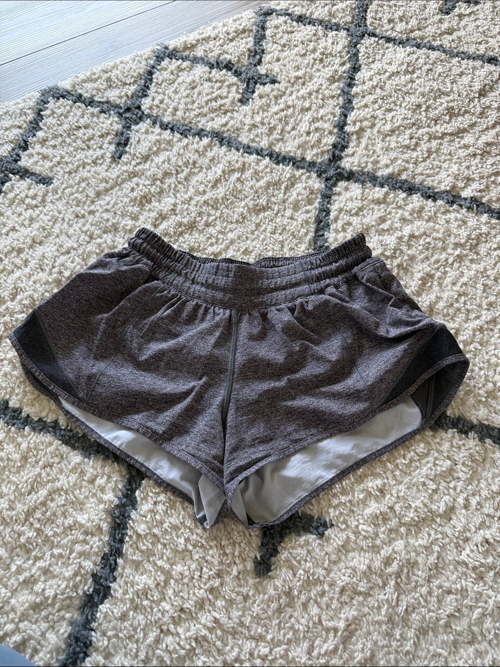 Lululemon Womens Hotty Hot 2.5 inch size 6 gray shorts